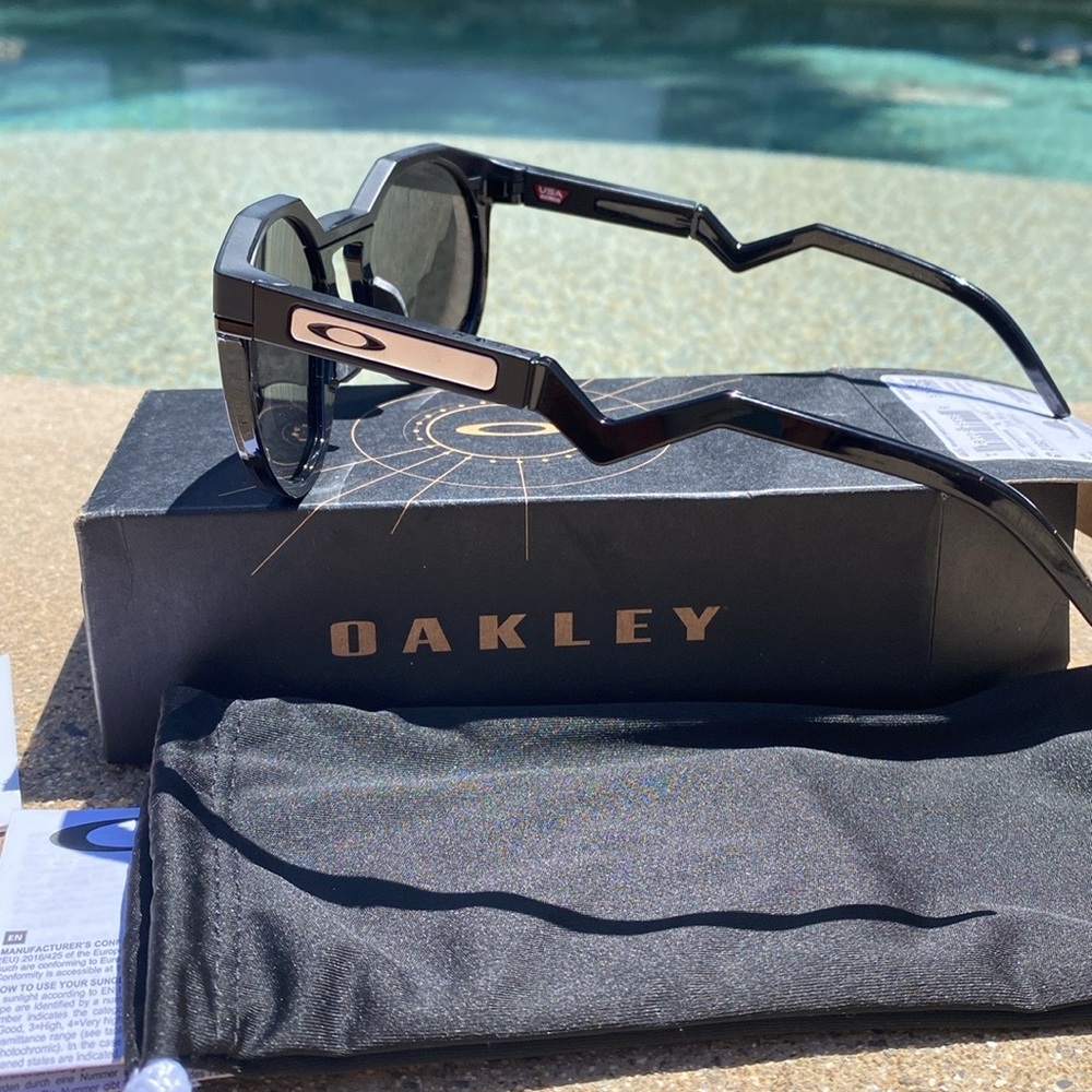 Oakley sunglasses new in box never worn - Picture 6 of 8
